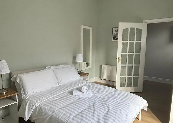 Dom wakacyjny Homely 3 Bed City House *