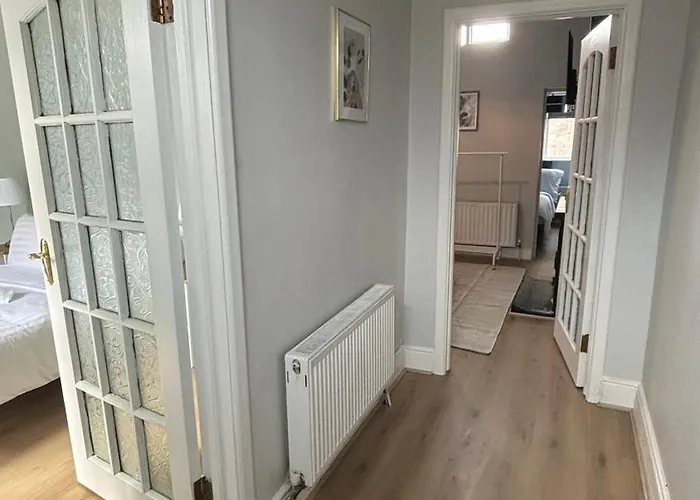 Dom wakacyjny Homely 3 Bed City House Dublin