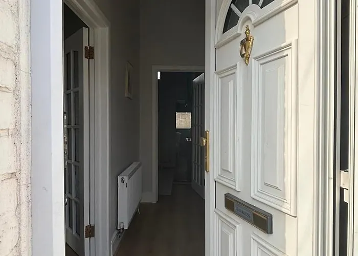 Dom wakacyjny Homely 3 Bed City House